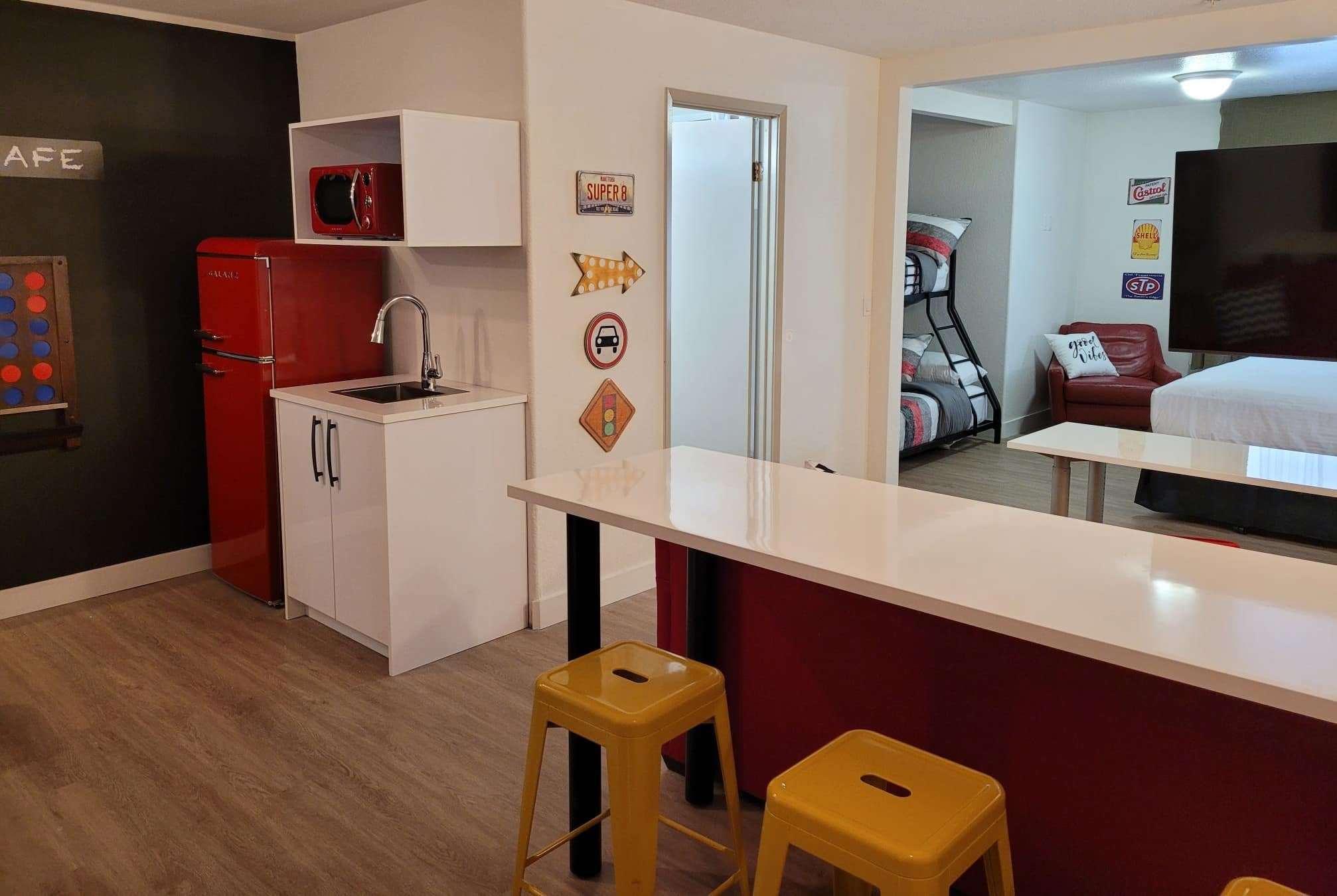 Super 8 By Wyndham Calgary Shawnessy Area Hotel Екстериор снимка