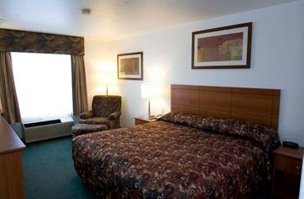 Super 8 By Wyndham Calgary Shawnessy Area Hotel Екстериор снимка
