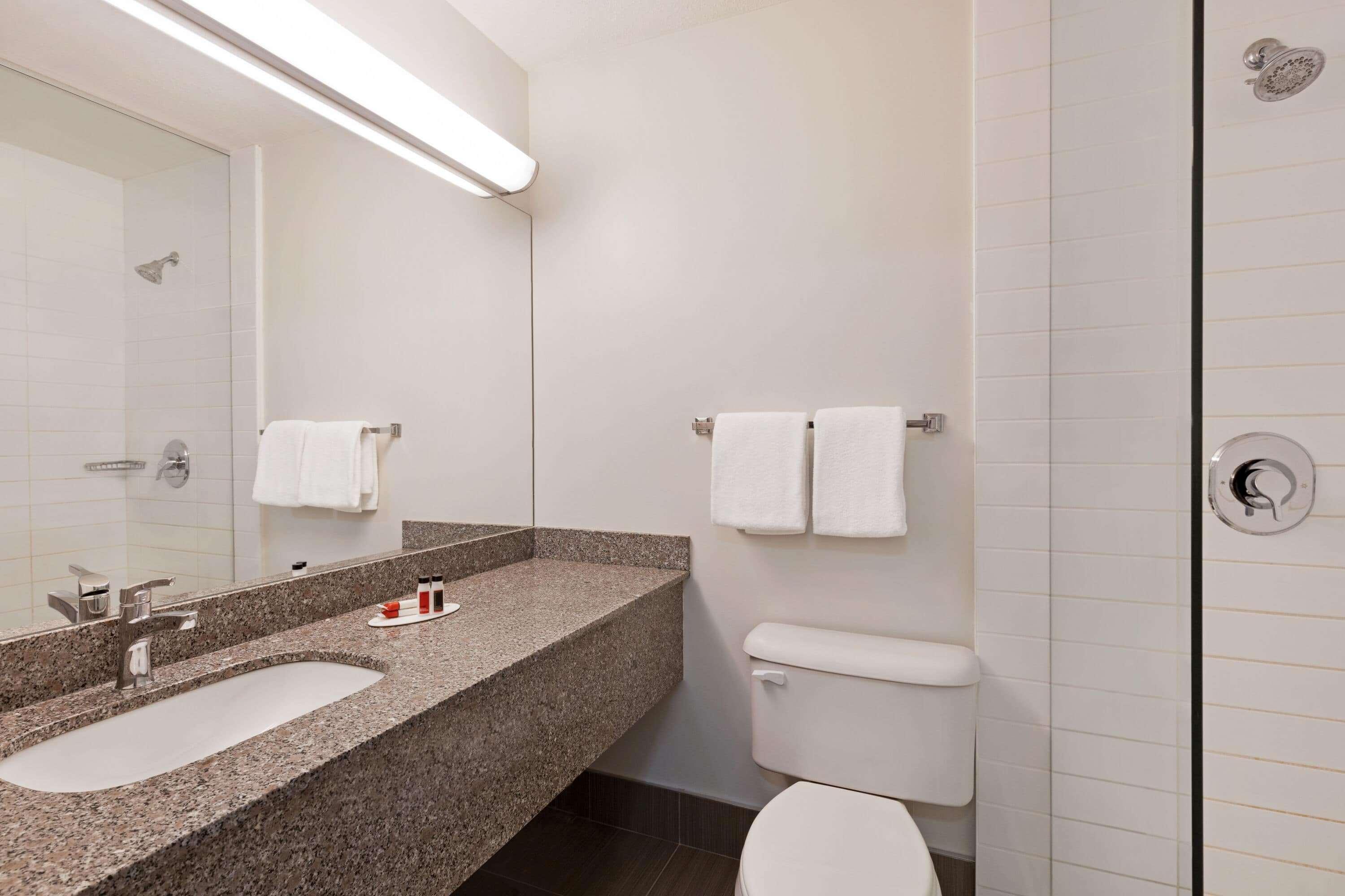 Super 8 By Wyndham Calgary Shawnessy Area Hotel Екстериор снимка