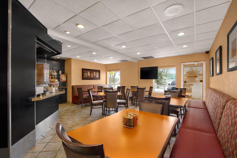 Super 8 By Wyndham Calgary Shawnessy Area Hotel Екстериор снимка