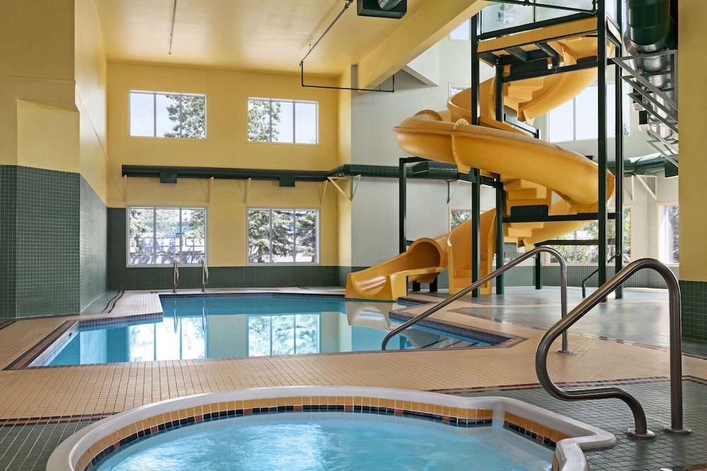 Super 8 By Wyndham Calgary Shawnessy Area Hotel Екстериор снимка