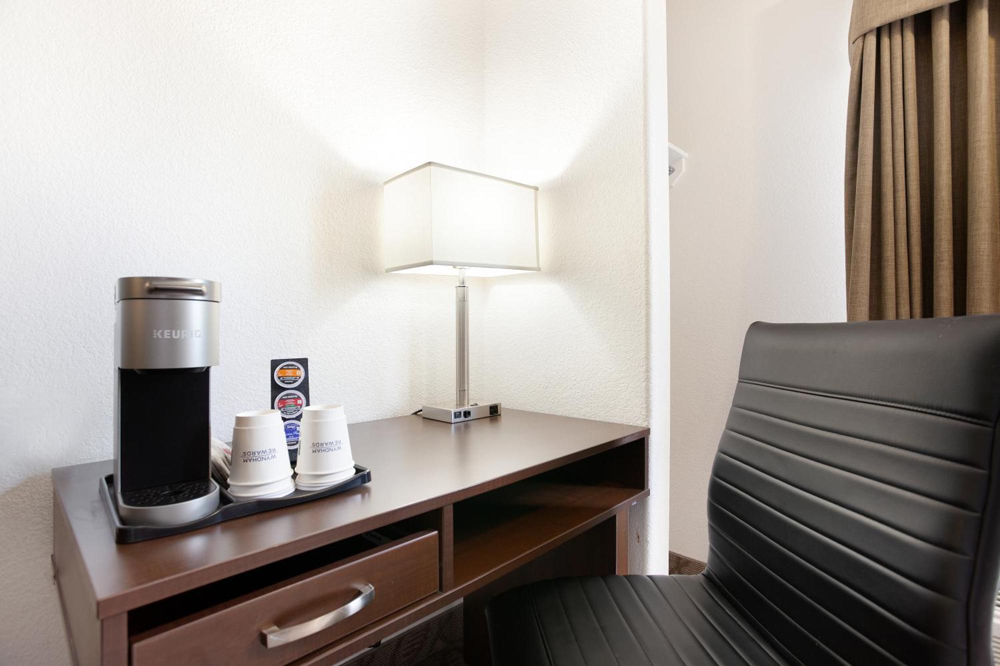 Super 8 By Wyndham Calgary Shawnessy Area Hotel Екстериор снимка
