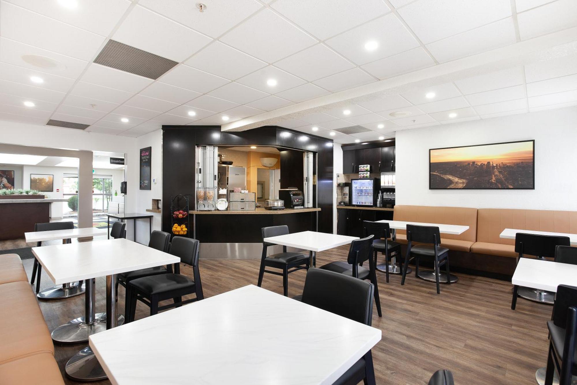 Super 8 By Wyndham Calgary Shawnessy Area Hotel Екстериор снимка